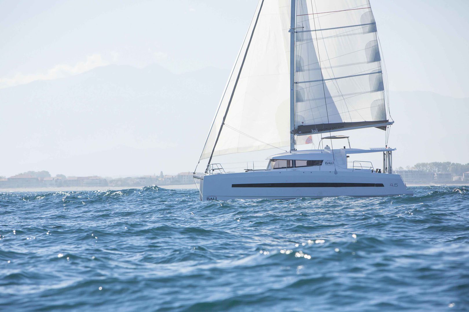 Catamaran Bali 4.5 con AA y Potabilizadora alquiler en Mallorca e Ibiza